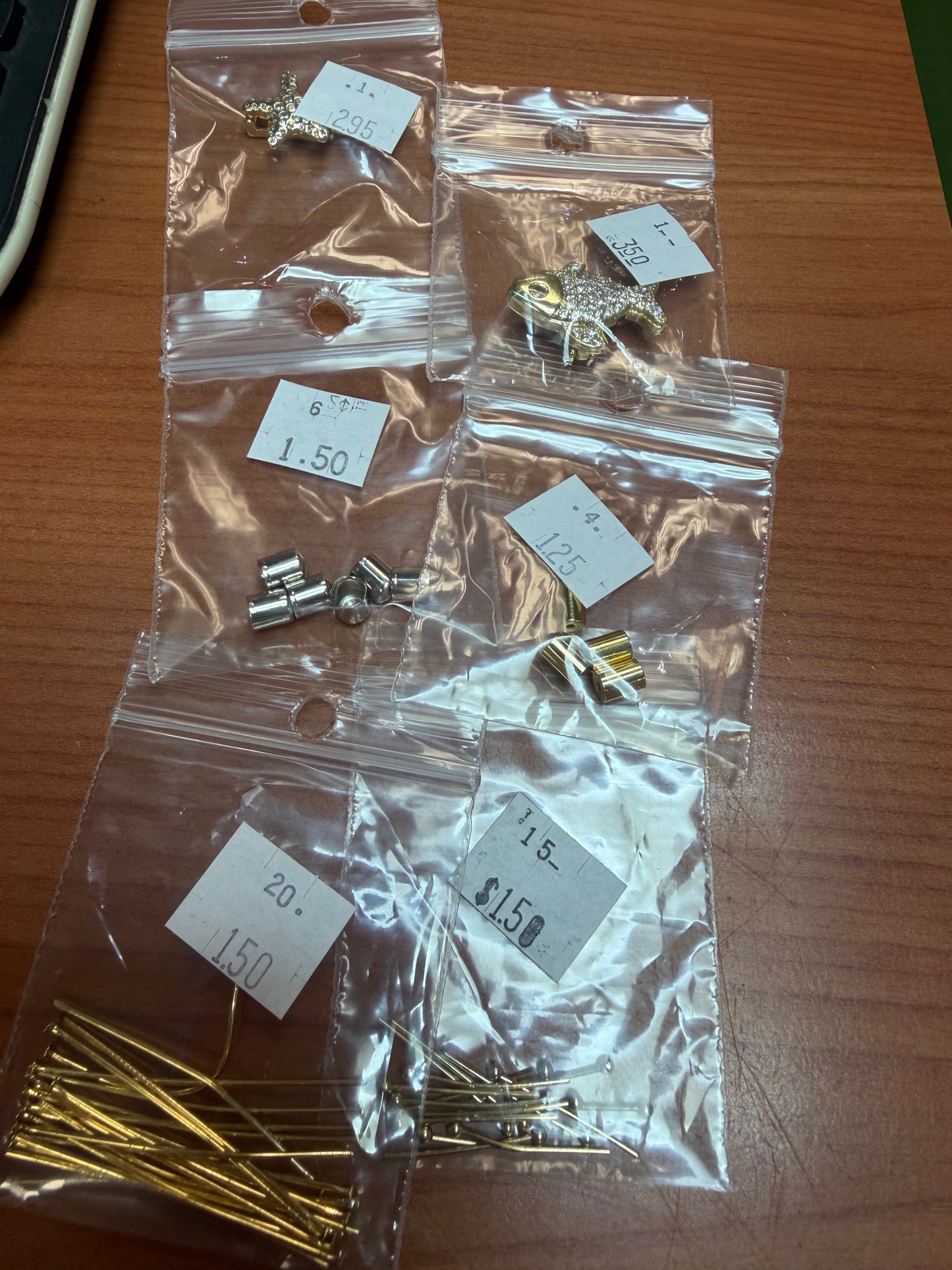 Head pin and charm